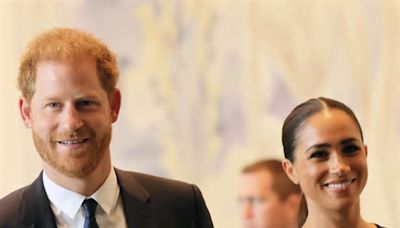 Re Carlo torna al lavoro, il principe Harry a Londra. E Meghan Markle prepara le valigie per la Nigeria