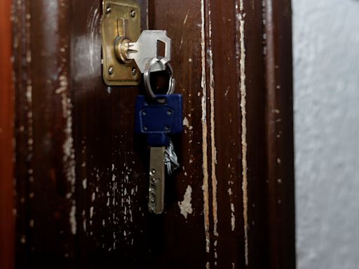 Si dejas las llaves puestas por dentro en la puerta de casa, deberías quitarte el hábito