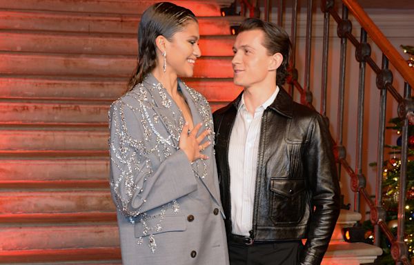 Zendaya Gave Tom Holland a Rose Bouquet During Romeo & Juliet 's Closing Night