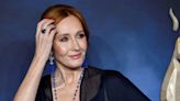 Locutora trans denuncia a J.K. Rowling por sus comentarios en las redes sociales