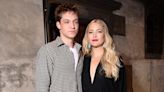 Irmãos? Kate Hudson vai com o filho de 20 anos a evento de moda