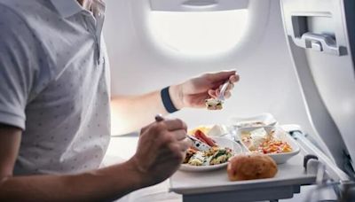 Eligieron a las líneas aéreas que sirven la mejor comida a bordo: qué puesto ocupa Aerolíneas Argentinas
