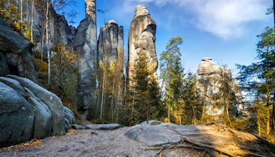 El curioso paisaje con formaciones rocosas únicas, cascadas y barrancos ubicado muy cerca de Praga