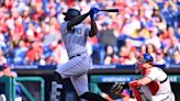 Soler empata a la hora buena, De la Cruz decide y los Marlins ganan la serie en Filadelfia