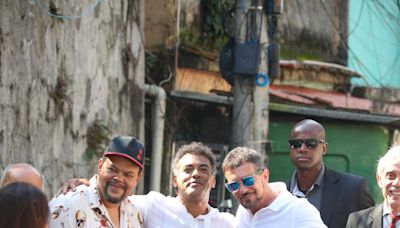 Antonio Banderas sobe o morro do Vidigal e conhece o grupo Nós do Morro com Babu Santana