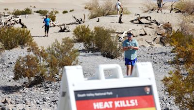 Turistas acuden en masa al Valle de la Muerte en California en medio de la peligrosa ola de calor