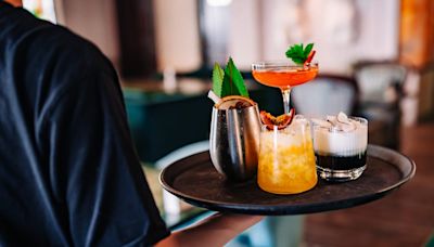 8 drinks bartenders never order in the summer