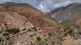 La solitaria existencia del único cuidador del cementerio que cuelga de las montañas de Salta