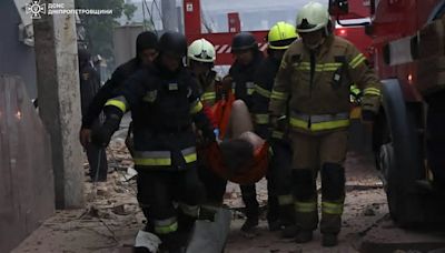 Mueren nueve personas, entre ellas tres niños, en un "ataque masivo" de Rusia contra Dnipró, en Ucrania