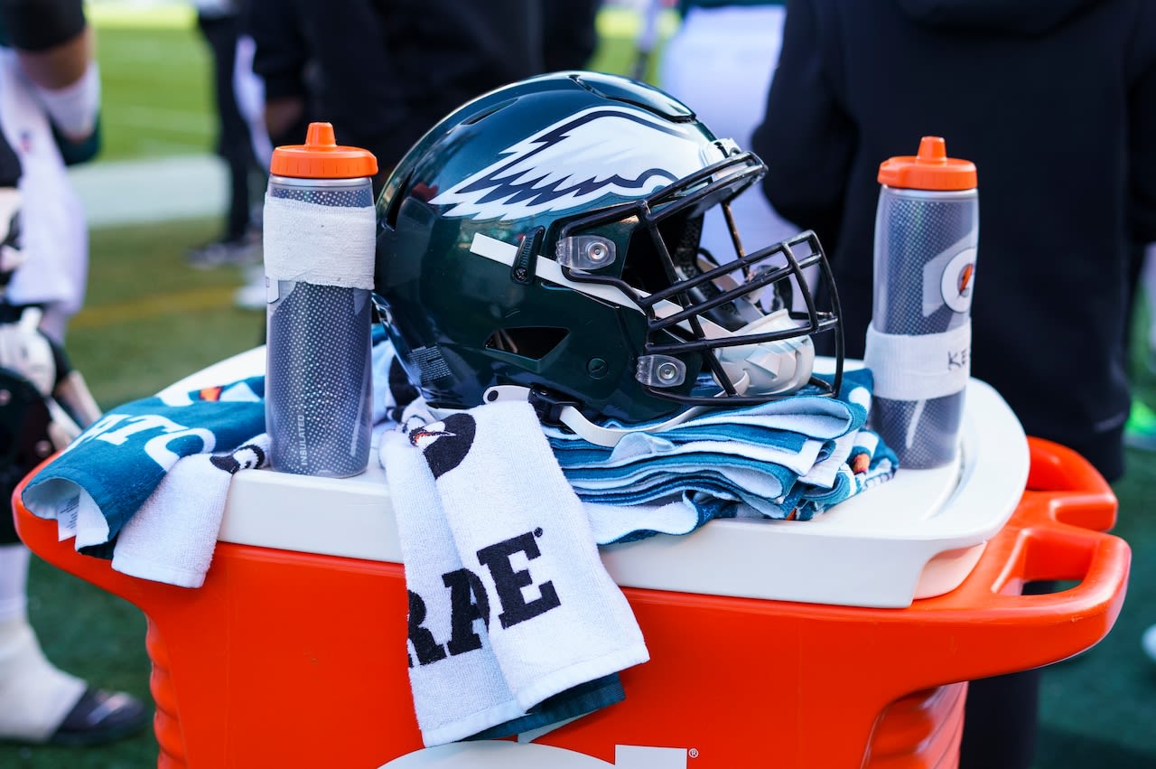 Eagles rookie reportedly carted off the field with an injury