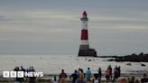 Eastbourne: Walkers trek around lighthouse during rare low tide