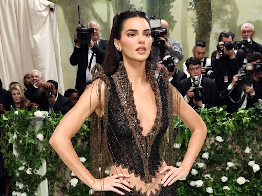 Kendall Jenner baffles fans by visiting the Louvre barefoot: ‘Yikes’