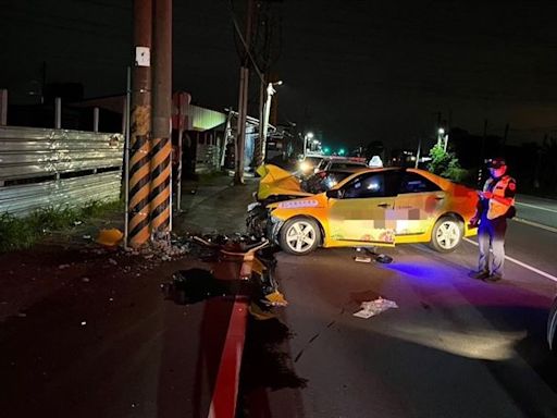 高雄計程車自撞電線桿…車頭全爛！68歲司機當場昏迷不醒 人送醫不治