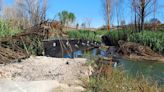 La CHJ retira tres pasarelas quemadas tras los incendios de primavera en el río Turia