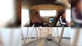 Camión queda colgado en puente tras chocar contra vehículo en EU (VIDEO)