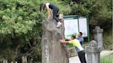 背心女爬玉山「登山口石碑」 資深山友怒：犯大忌