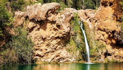 La increíble piscina natural del Algarve a media hora de la frontera con España: con cascada y de aguas turquesas