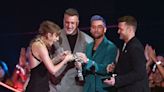 Lance Bass gifts Taylor Swift friendship bracelets while presenting her award at VMAs: ‘Cutest thing ever’
