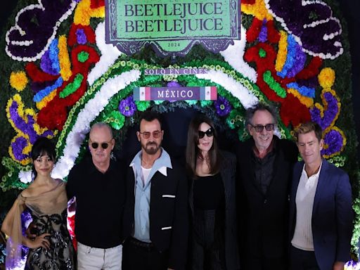 Beetlejuice "resucita" en México; Tim Burton y el elenco de la cinta visitan la CDMX