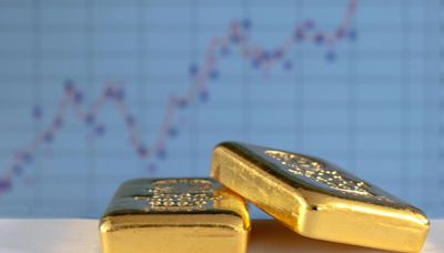 Gold bars and coins vs. gold stocks: Which is better for investors right now?