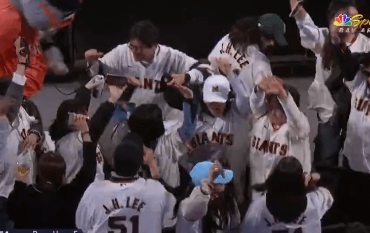 Fan Club of Giants Rookie Jung Hoo Lee Went Delightfully Wild During Win Over D-Backs