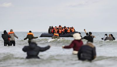 Reino Unido confirma detenciones de migrantes que serán expulsados a Ruanda