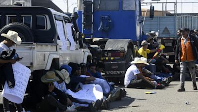 Bolivia enfrenta bloqueos por escasez de dólares que el gobierno niega
