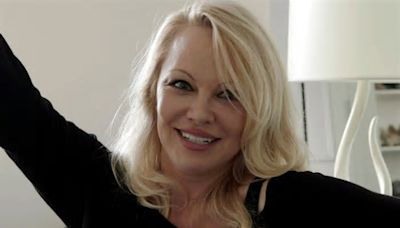 Pamela Anderson hará una remake de La pistola desnuda, junto a Liam Neeson