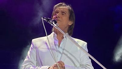 ¡Peléandose las rosas! Roberto Carlos desató la euforia con bonito detalle para sus fanáticas en su concierto