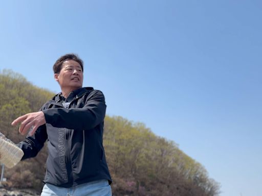 El hombre que lanza botellas llenas de arroz al mar desde Corea del Sur para salvar vidas en Corea del Norte
