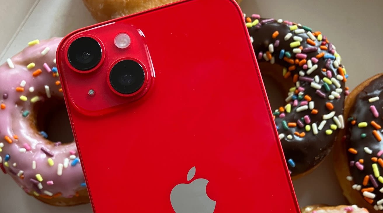 (PRODUCT)RED drops hint about mid-cycle iPhone 15 color update