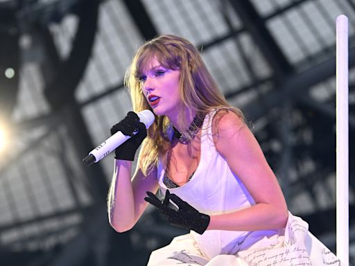 Taylor Swift left stuck at concert after stage malfunctions in middle of song