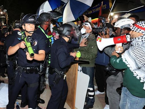 La policía retira las barricadas y detiene a decenas de estudiantes propalestinos en la Universidad de California Los Ángeles