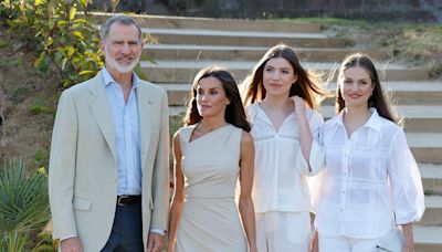 El incómodo momento de los Reyes en el último posado junto a sus hijas, la princesa Leonor y la infanta Sofía