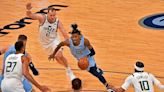 El arte de driblar un balón de baloncesto, un baile con gracia con el balón