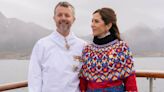 Los looks cómodos y calentitos de Mary de Dinamarca en su viaje por Groenlandia