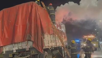 Se incendió un camión en la Ruta 9 a la altura de Campana: no hubo heridos