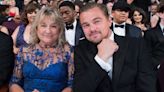 La fan número uno: Leonardo DiCaprio fue a una gala solidaria con su madre, que celebró con euforia cuando se subastó un retrato del actor