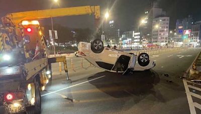 基隆自小客車自撞分隔島翻覆 四輪朝天