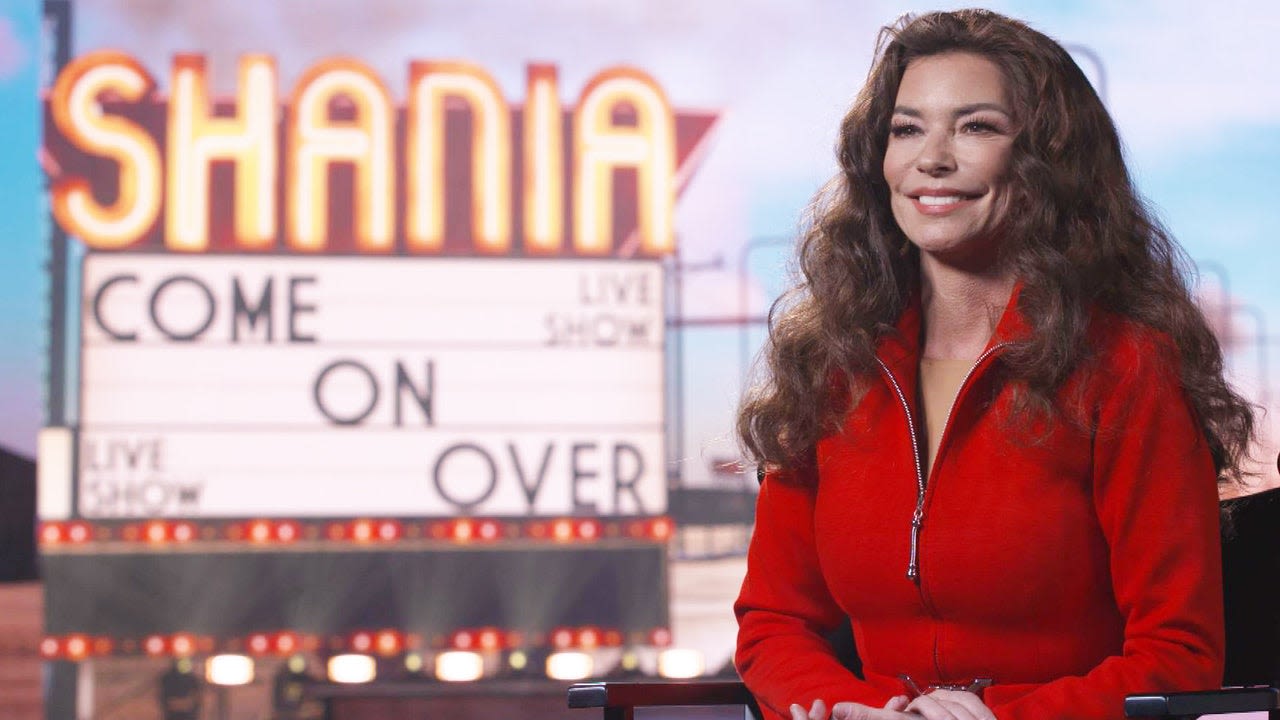 Shania Twain Accidentally Sings Into a Drumstick Instead of Microphone