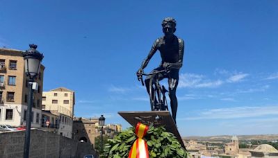 La estatua de Federico Martín Bahamontes vuelve renovada a Toledo para evitar actos vandálicos