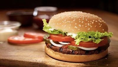 25歲男天天吃「漢堡」養出大腸癌！醫示警「4危險症狀」要注意
