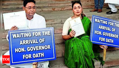 TMC MLAs on dharna as swearing-in delayed due to guv standoff | Kolkata News - Times of India