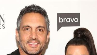 Kyle Richards Seemingly Reacts to Mauricio Umansky Kissing Mystery Woman - E! Online