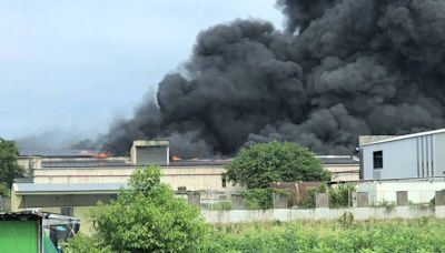 台南永康工廠火警！濃煙猛竄天際 消防灌救中