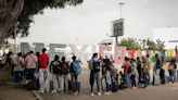 Migrantes y empresarios en la frontera con México preocupados tras renuncia de Biden - El Diario NY