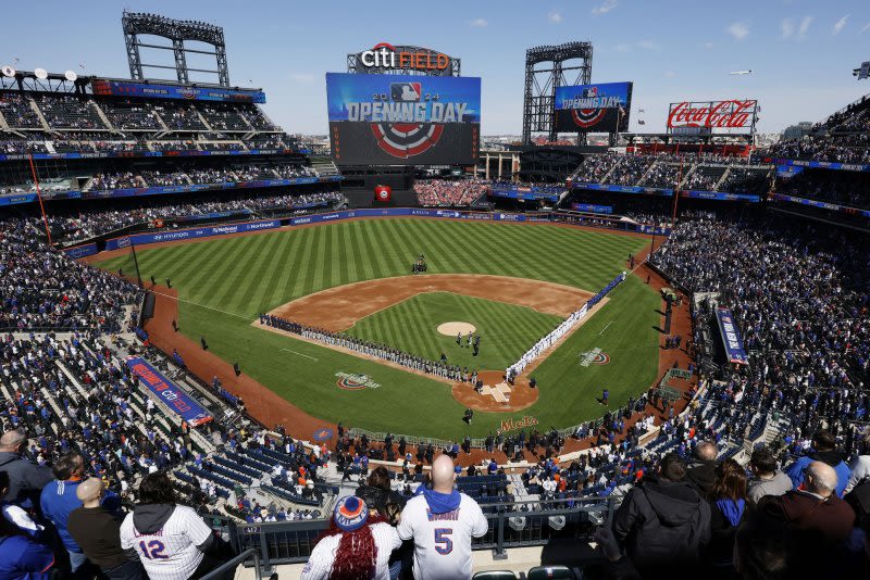 New York Mets fan pelted with hot dogs on $1 night; record 44,269 sold