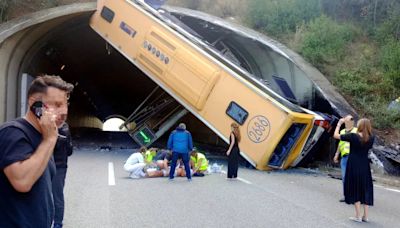 Un autobús con 60 pasajeros pasajeros sufre un grave accidente en la autopista C-32 de Barcelona