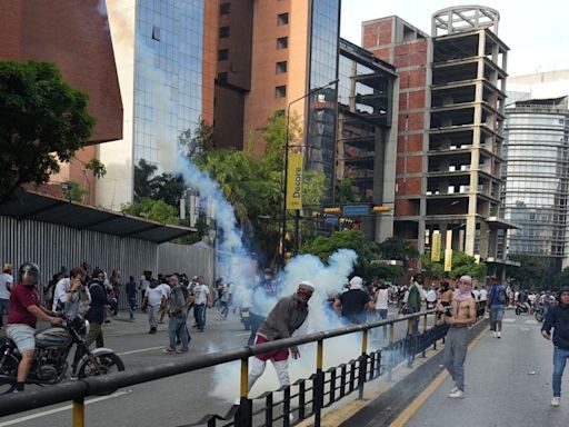 Protestas en Caracas: militares reprimen con bombas lacrimógenas, mientras civiles armados disparan a manifestantes - La Tercera