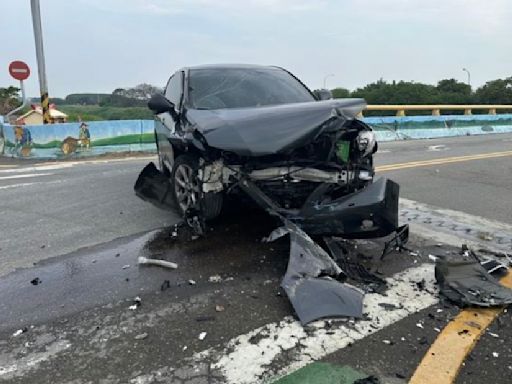 彰化休旅車超車急閃小貨車 撞上橋墩畫面曝光